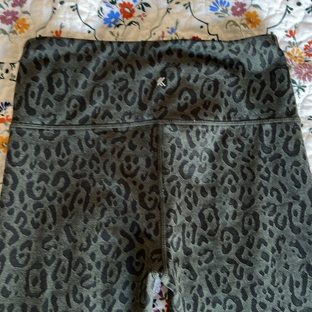 Kyodan green Leopard print leggings size petite small